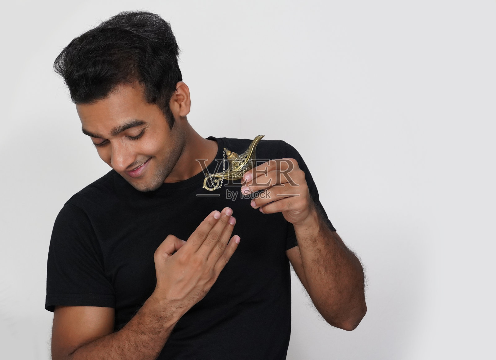 一个男人拥有神奇的神灯和幸福照片摄影图片