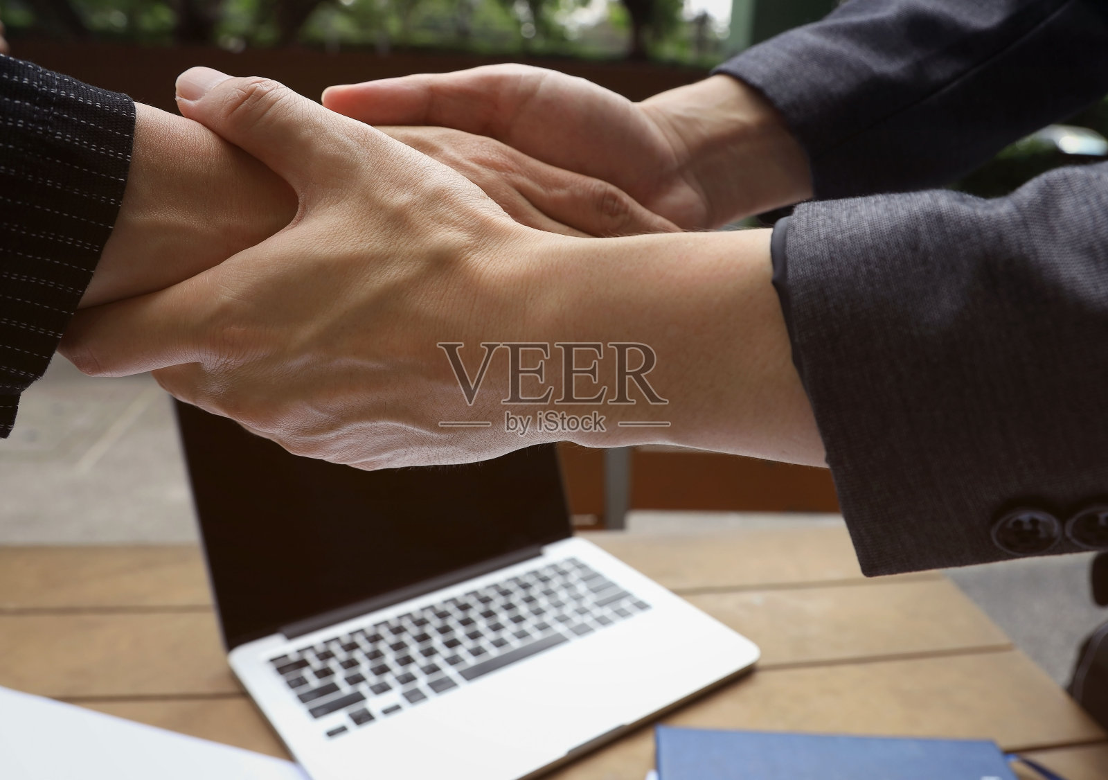 帮助商业人士，在办公室中移情和关系营销的因素照片摄影图片