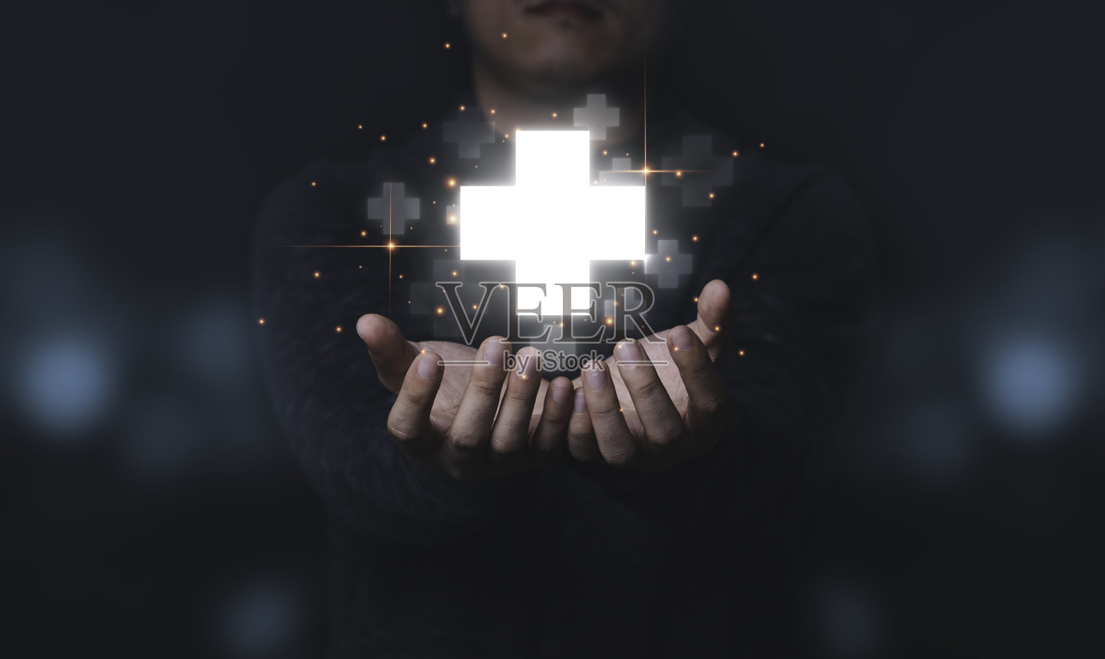 商人手里拿着虚拟的“加号”，这意味着积极的信号，比如更多的利益思维和心态观念。照片摄影图片