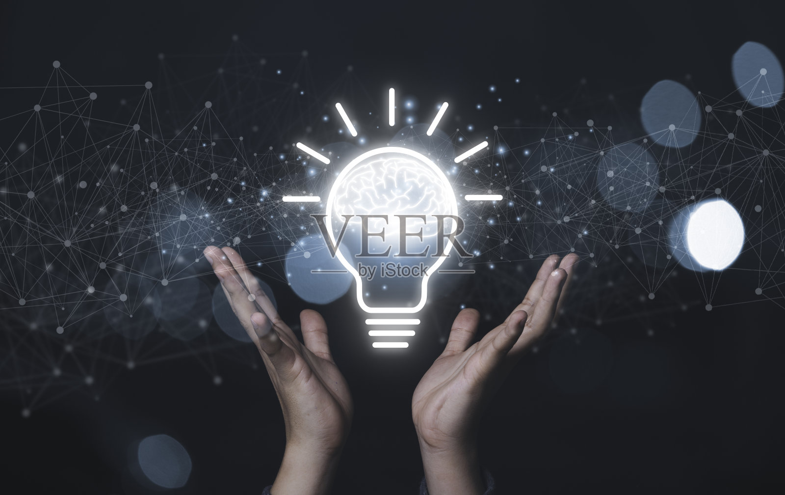 两只手展示虚拟灯泡，蓝色散景背景上的大脑，聪明的思维理念和灵感的创新理念。照片摄影图片