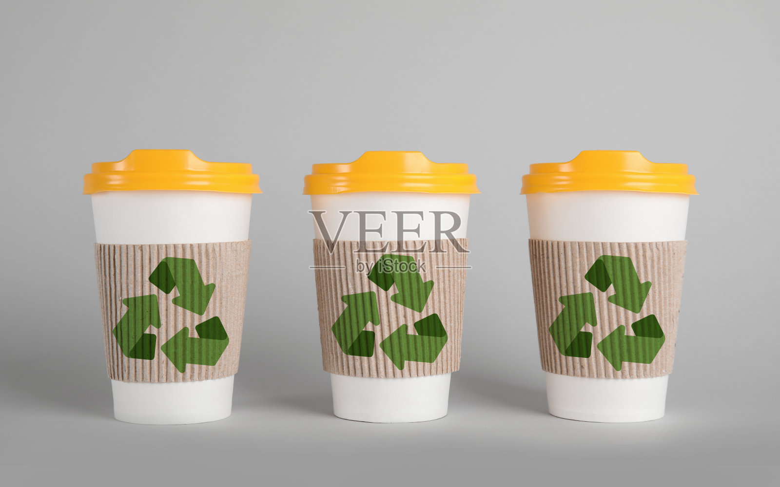 灰色背景上有可回收标志的纸盒杯照片摄影图片