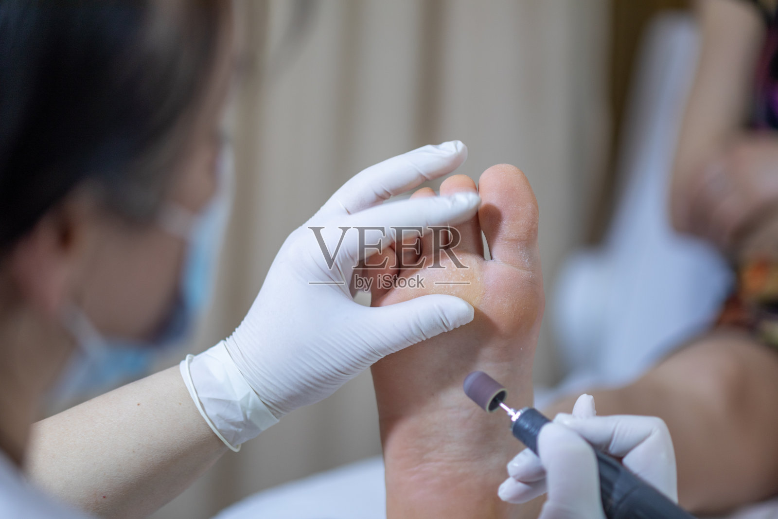 女性足部在修脚过程中的库存照片照片摄影图片