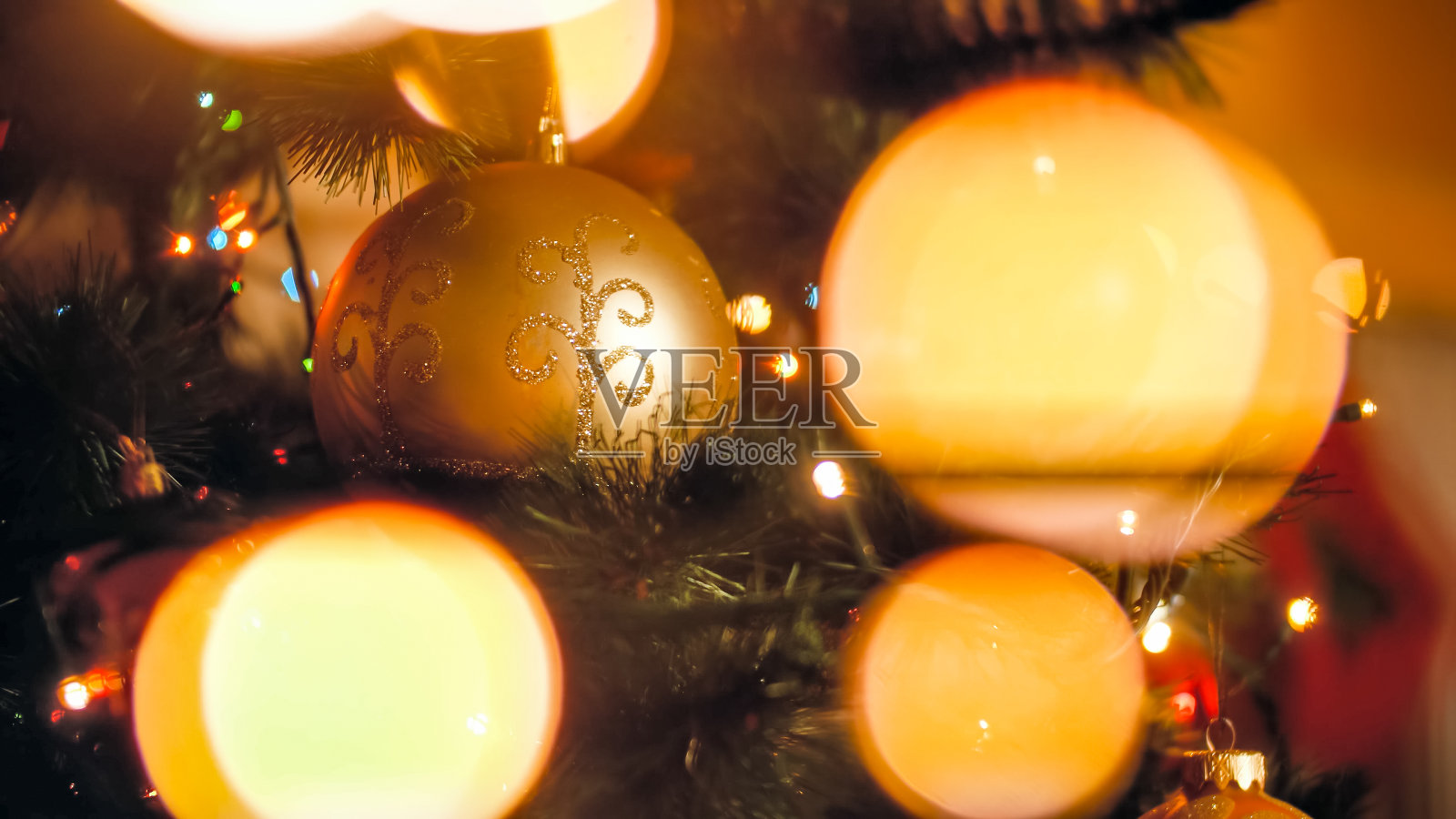 圣诞灯和装饰圣诞树的特写抽象图像照片摄影图片