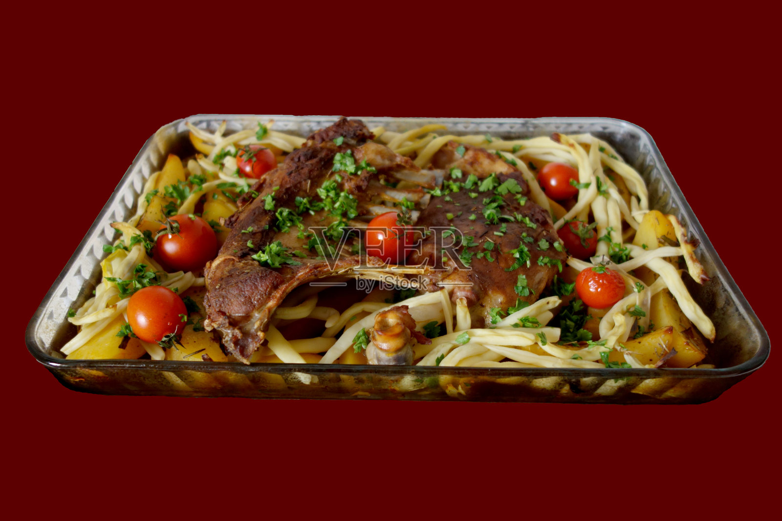 羊排在托盘上照片摄影图片