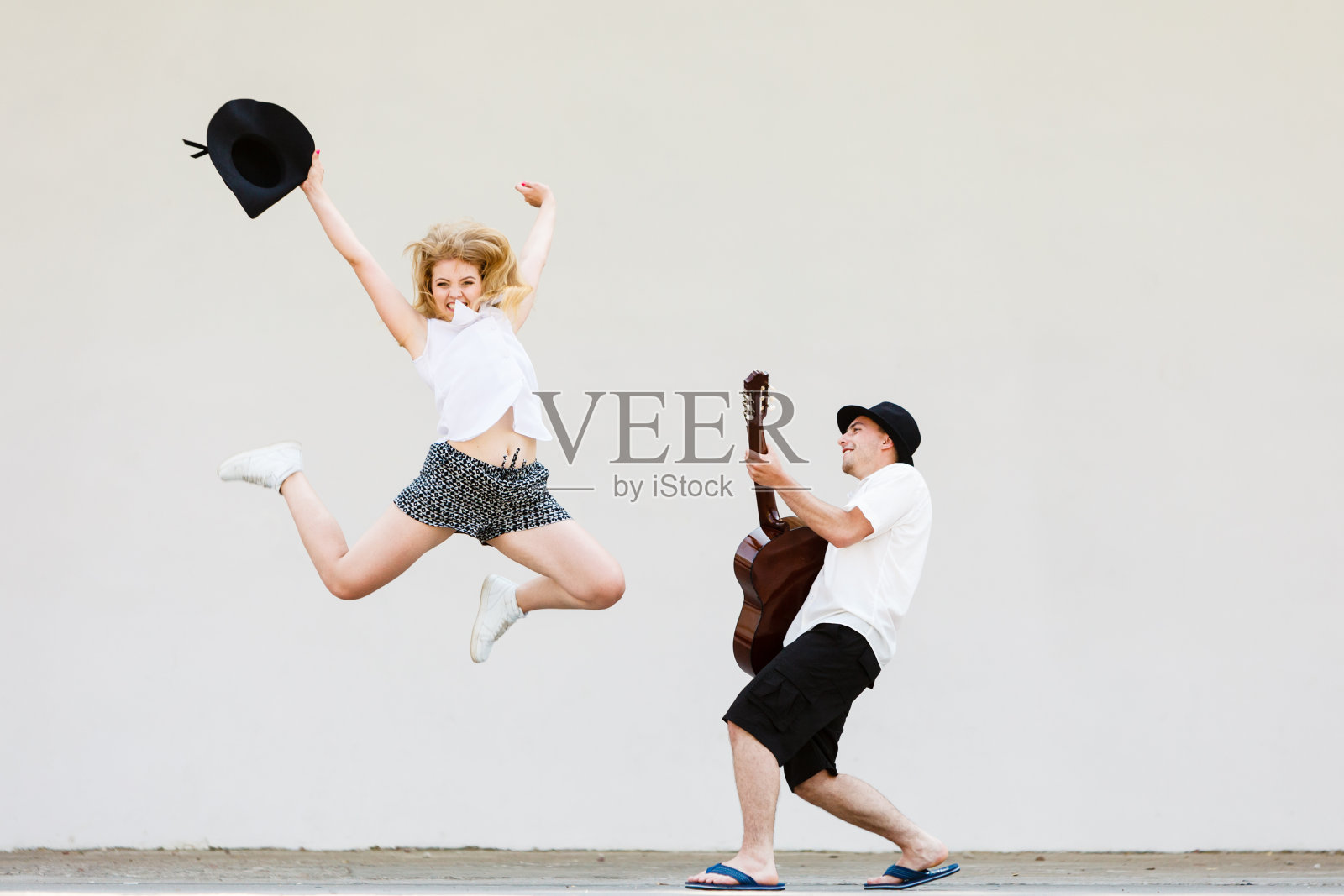 男人在弹吉他，女人在玩照片摄影图片