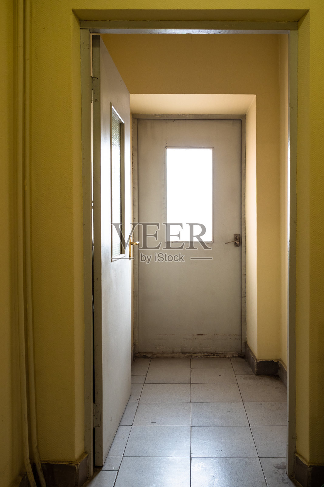 城市住宅楼梯间破旧的黄色内部照片摄影图片