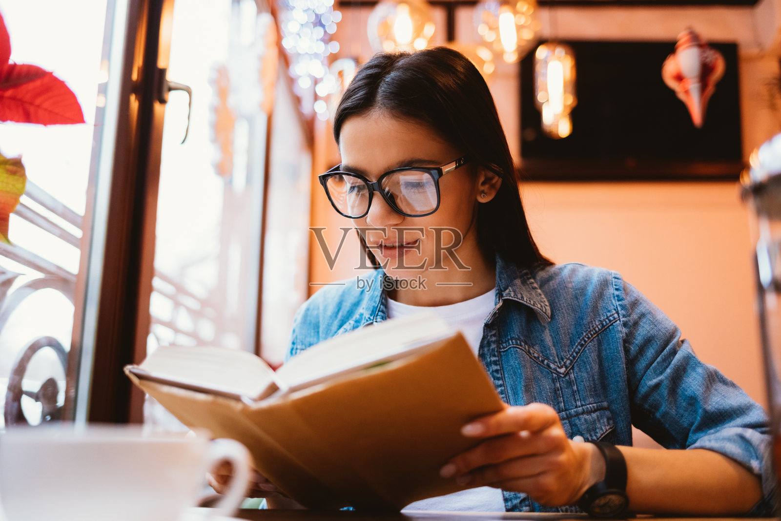 快乐年轻的黑发女人穿着休闲服装和眼镜照片摄影图片