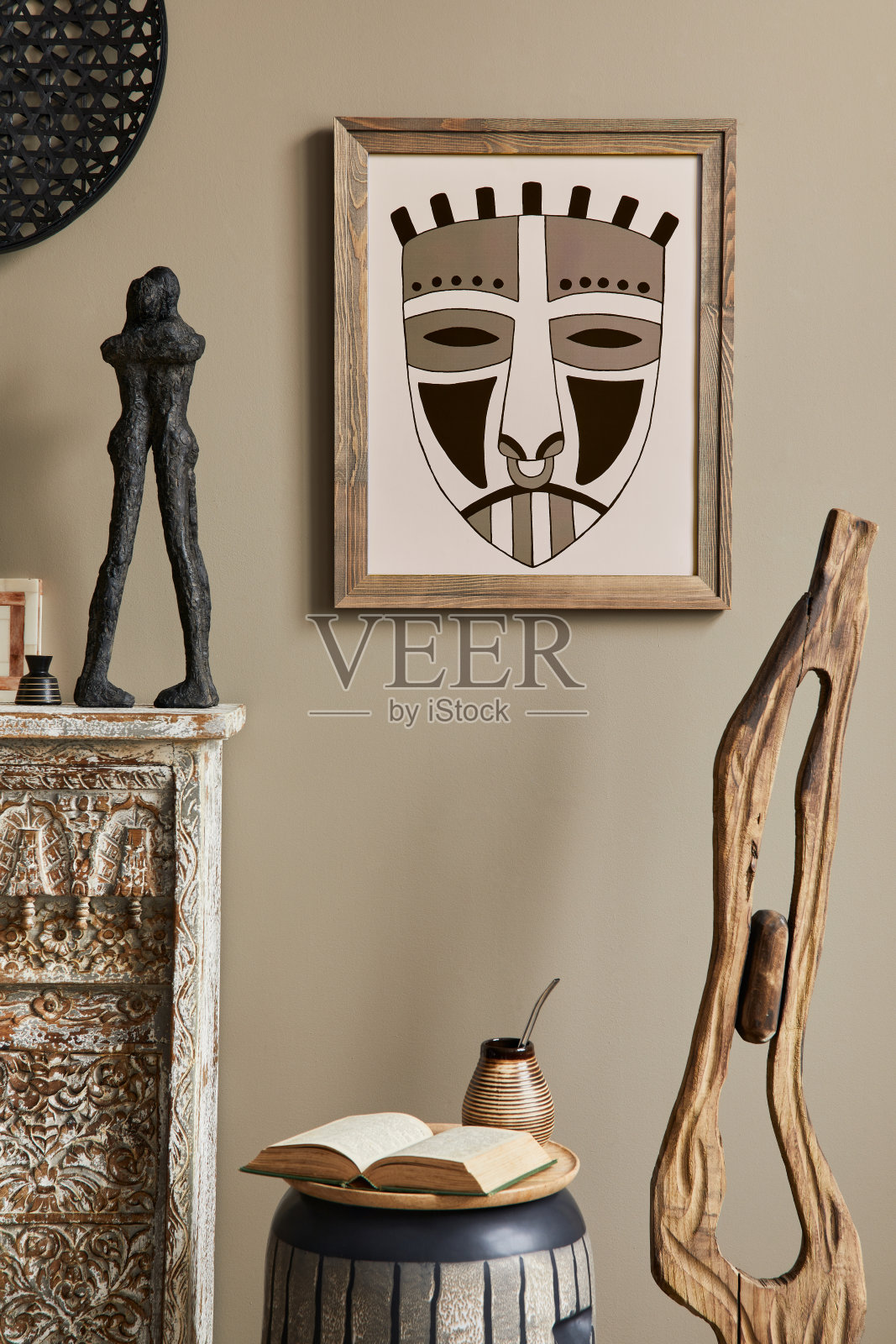 别致的地中海室内客厅模拟海报框架，设计凳子，装饰和优雅的个人配件在时尚的家居装饰。模板。照片摄影图片