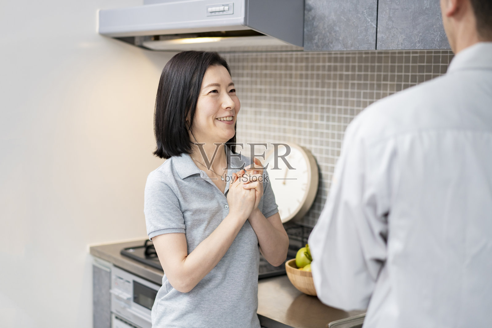 一个微笑的女人听着解释照片摄影图片