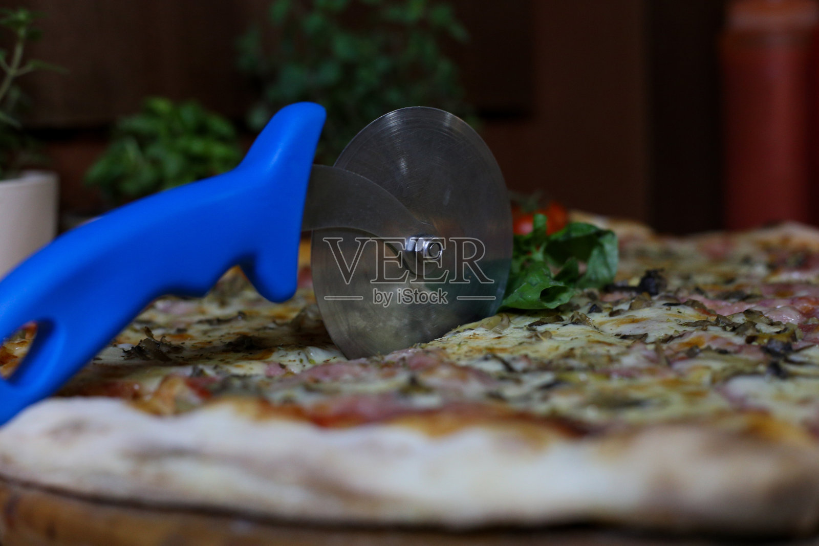 厨师切披萨库存照片照片摄影图片