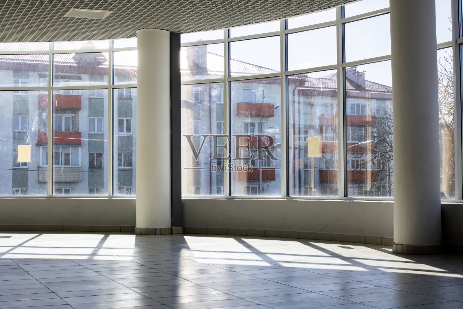 阳光透过大厅的大窗户照射进来照片摄影图片