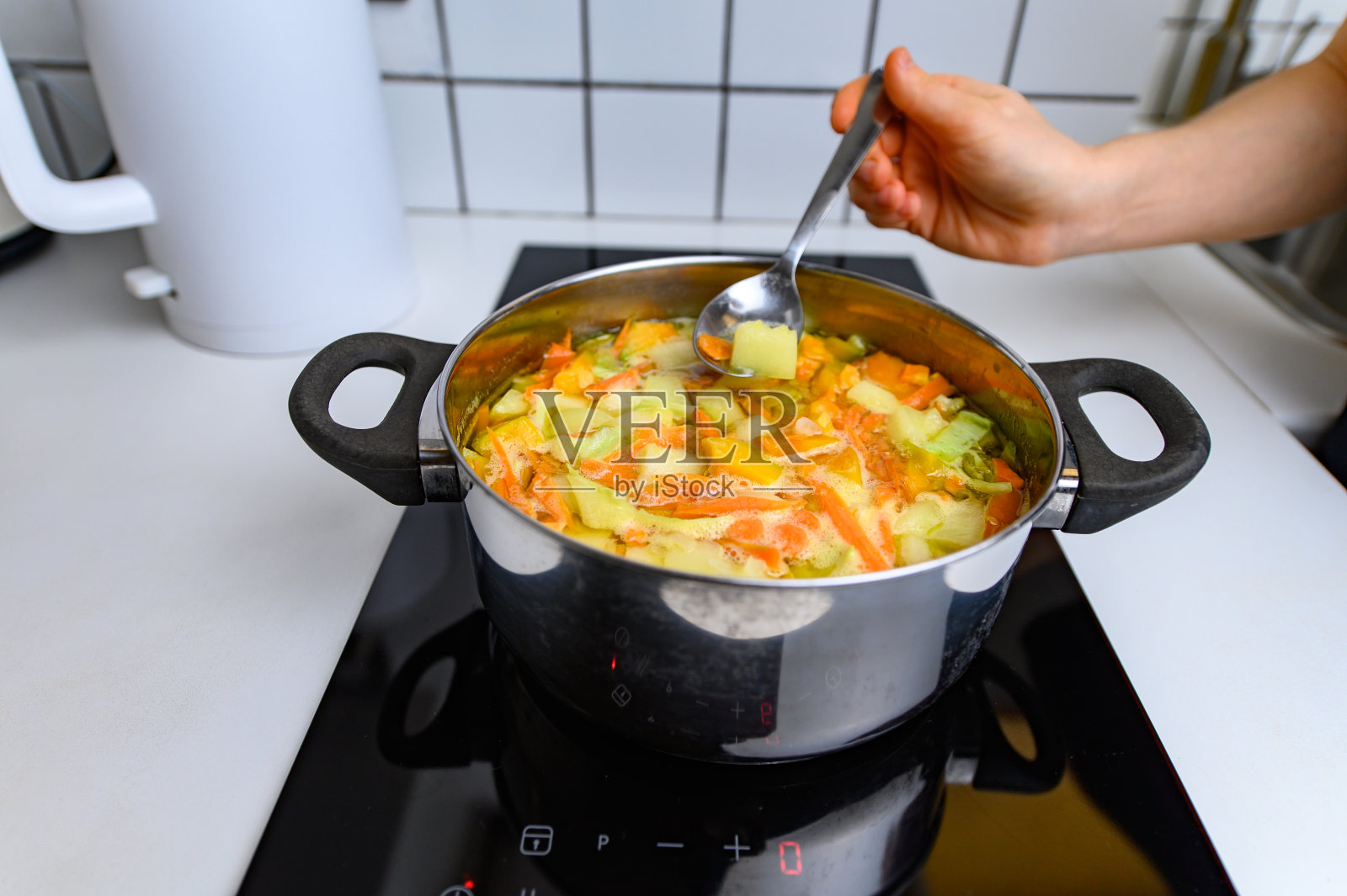 在炉子上煮鲜亮的蔬菜汤照片摄影图片