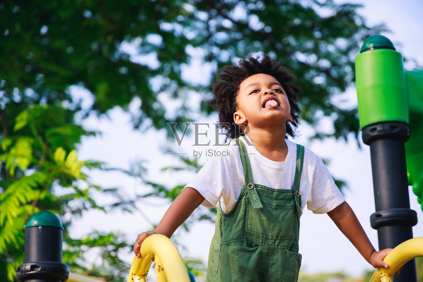 可爱的非裔美国小男孩在春天的白天在操场上玩耍照片摄影图片