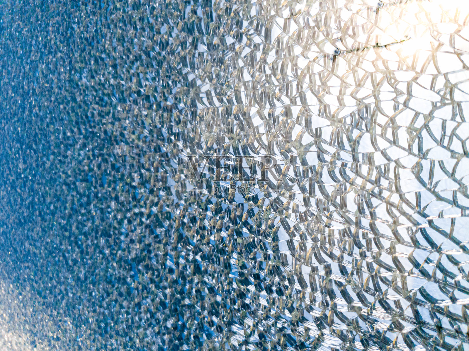 微距影像的镜子或玻璃表面粉碎成小碎片照片摄影图片