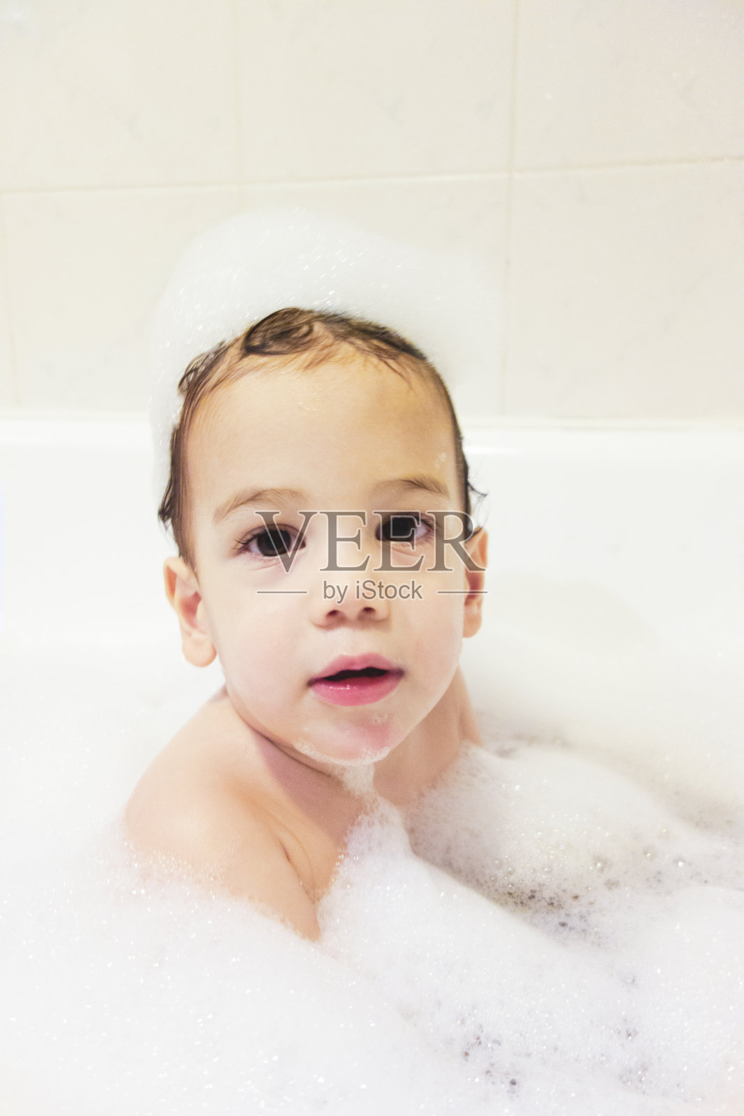 一个婴儿在浴缸里很开心照片摄影图片