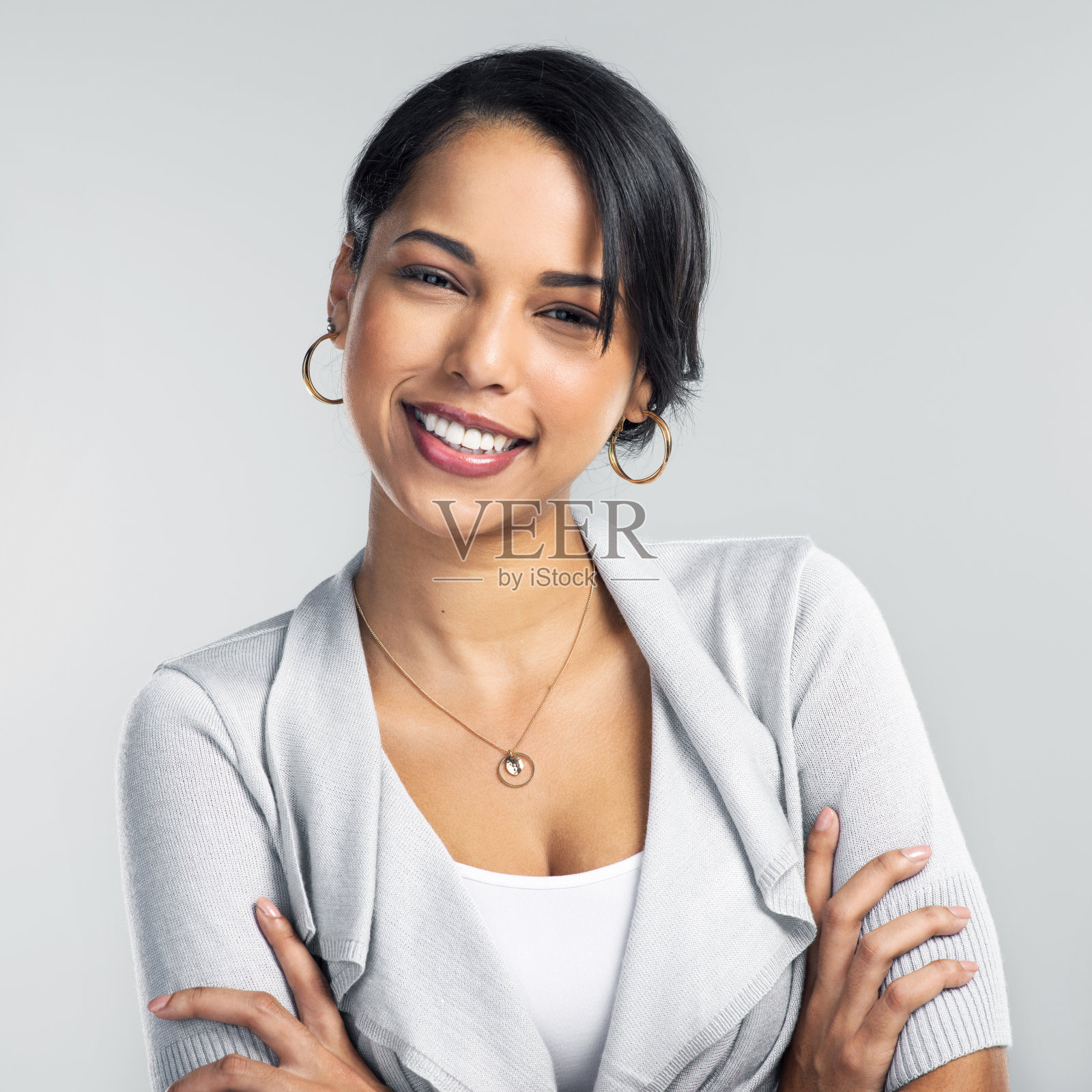 一个自信的年轻女商人在灰色背景下的摄影照片摄影图片