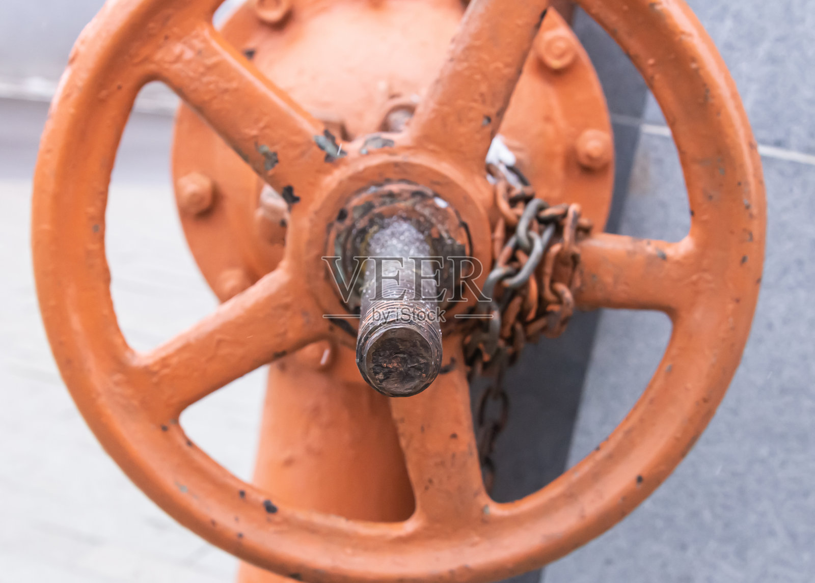 大的铁阀门包裹在一个封闭的链条中，以调节系统中的压力照片摄影图片