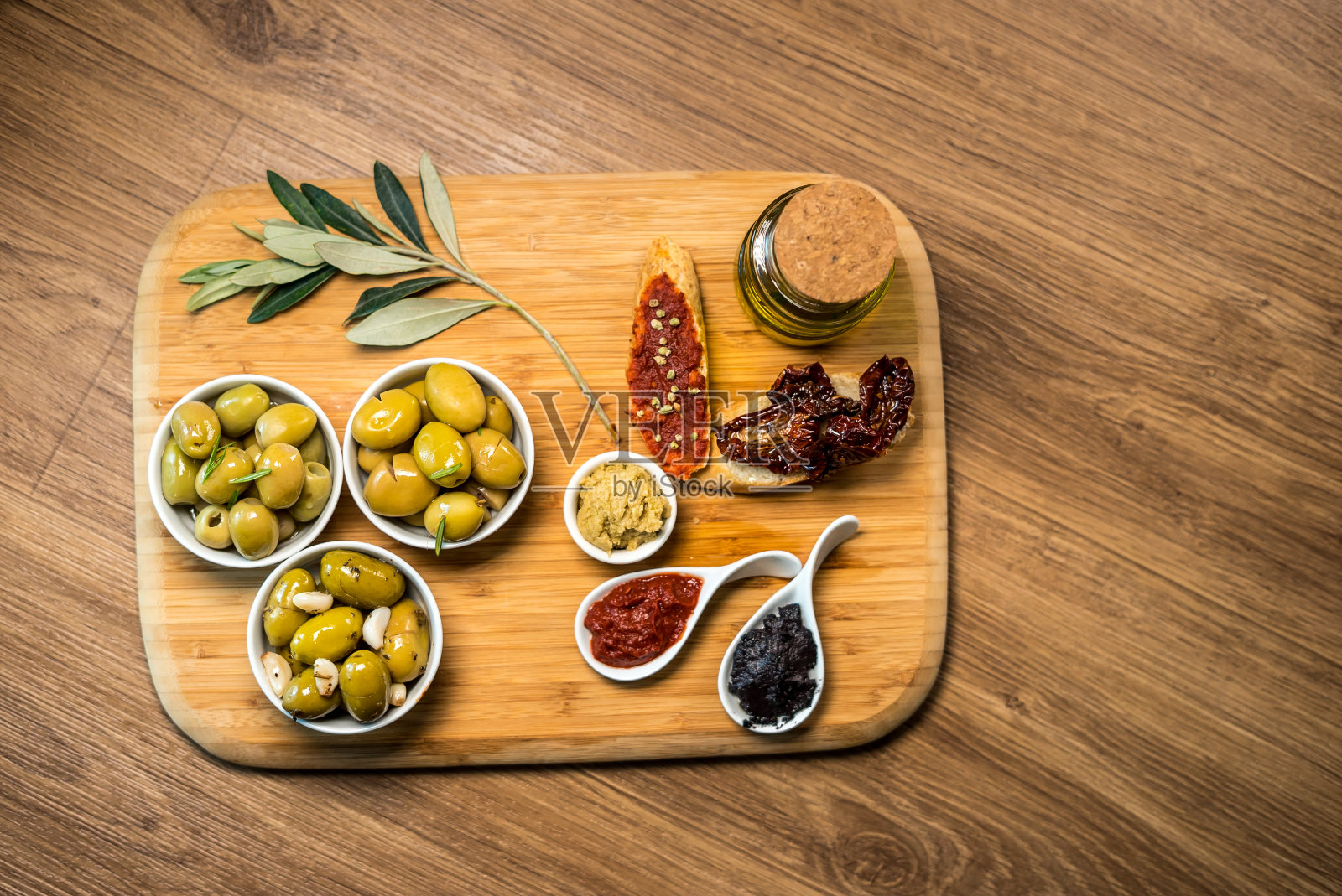 橄榄和地中海概念的社交媒体食物趋势集中在前景照片照片摄影图片