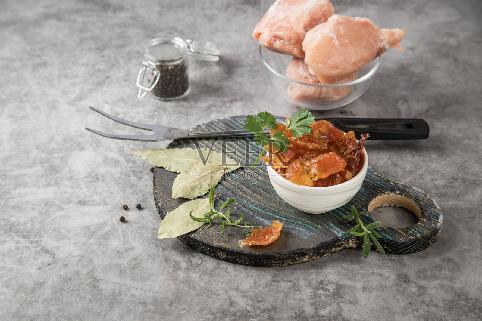 干鸡肉放在一个圆木板上的盘子里。产品长期储存的概念照片摄影图片