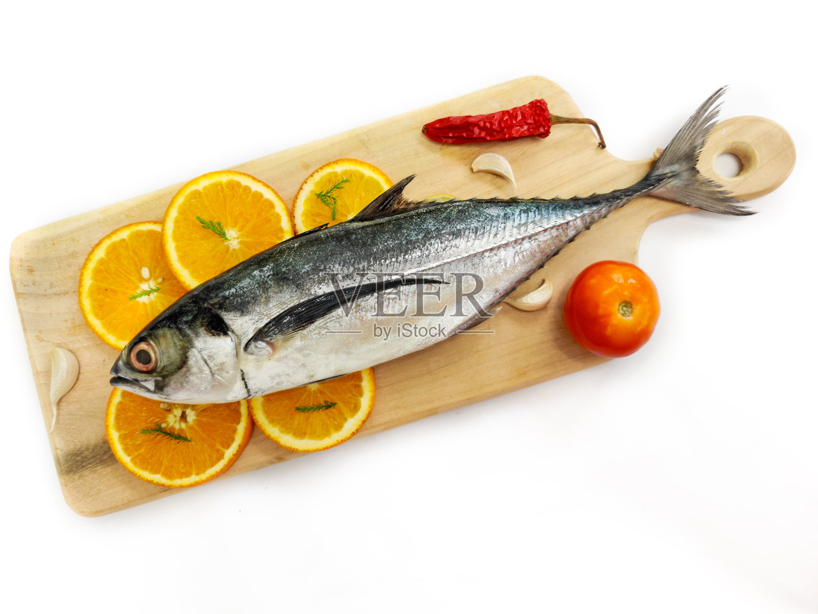 近距离观看新鲜的鳍鲭鱼或鱼雷鲹鱼装饰与香草。白色背景,选择聚焦。照片摄影图片