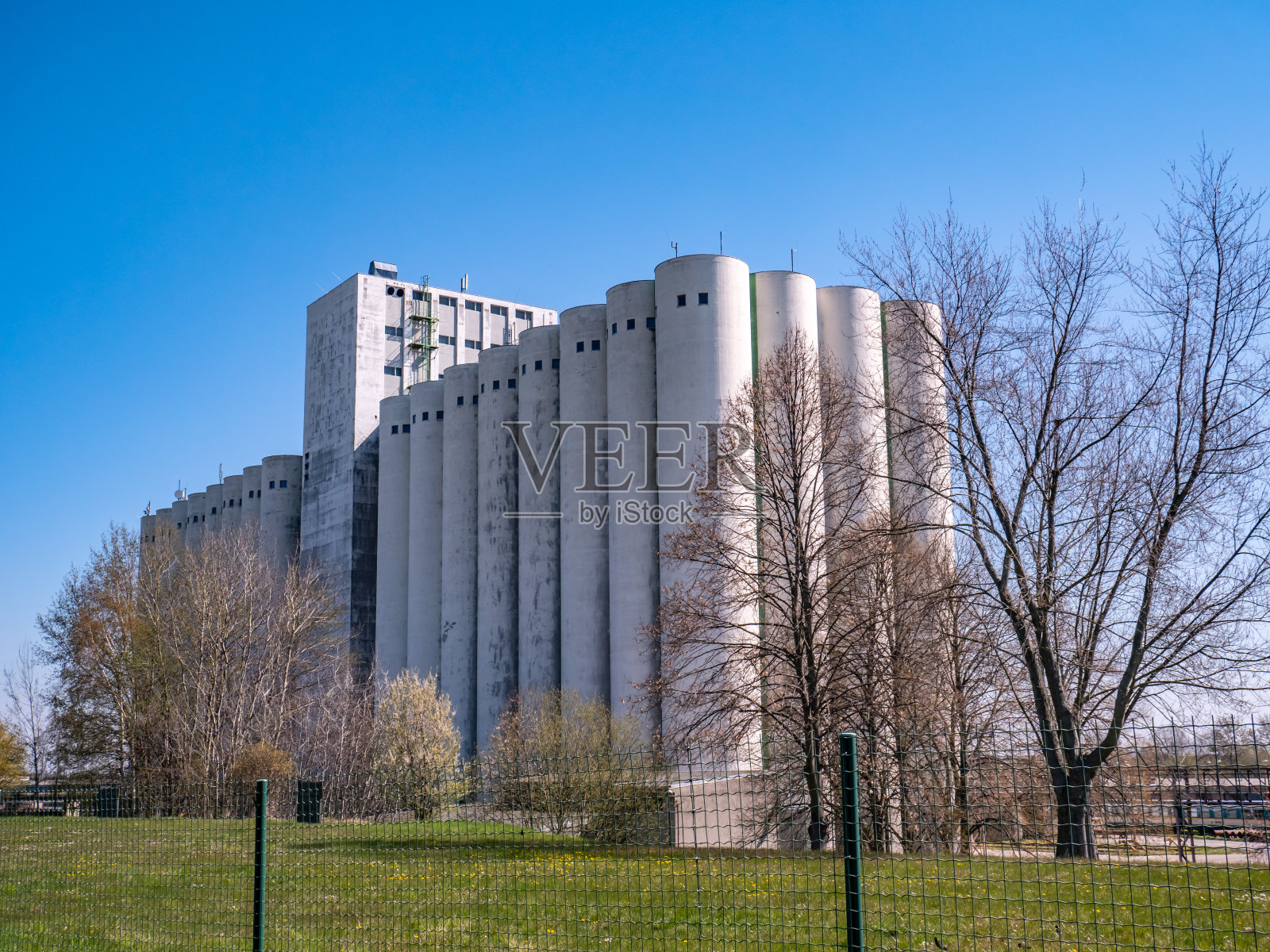 农业中的大型饲料筒仓照片摄影图片