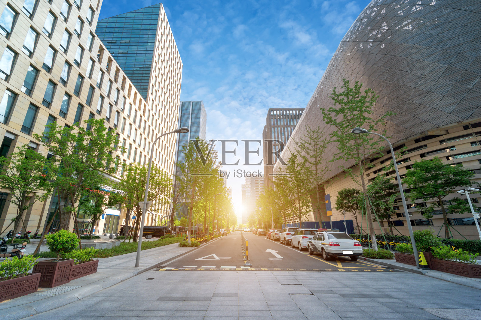 街道景观，广场和高层建筑，宁波，中国。照片摄影图片