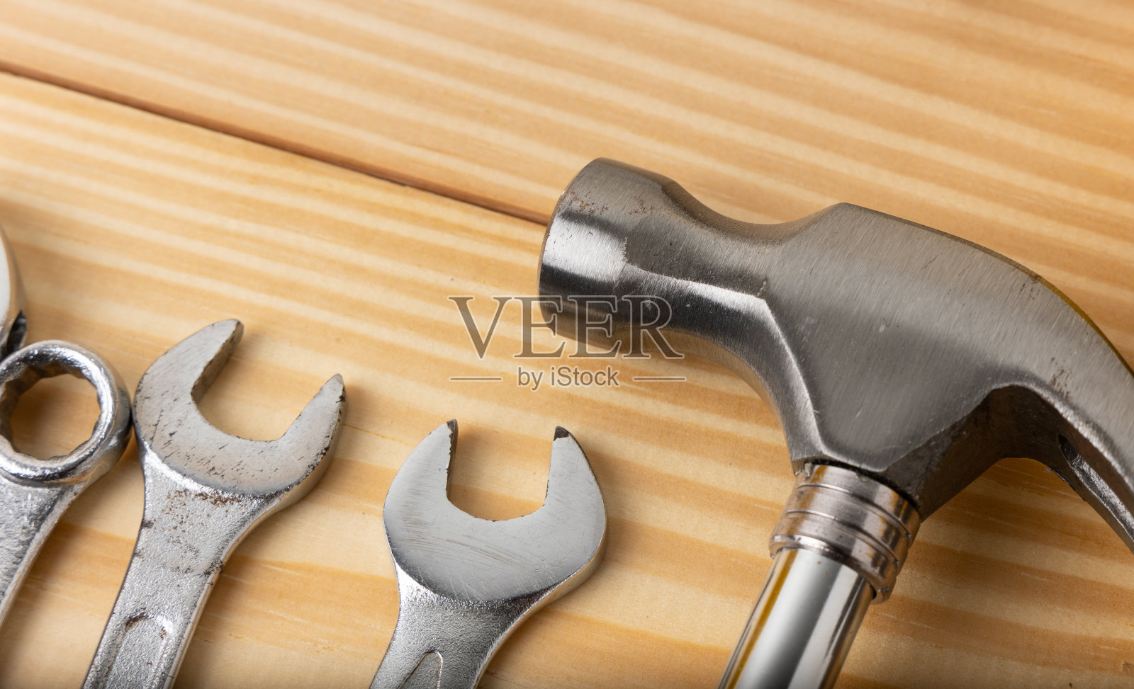 所有的工具都是木制桌子的背景。建造工具维修设备。照片摄影图片