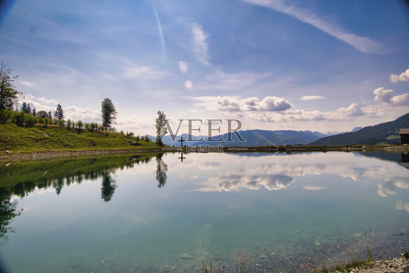 夏天的湖泊照片摄影图片