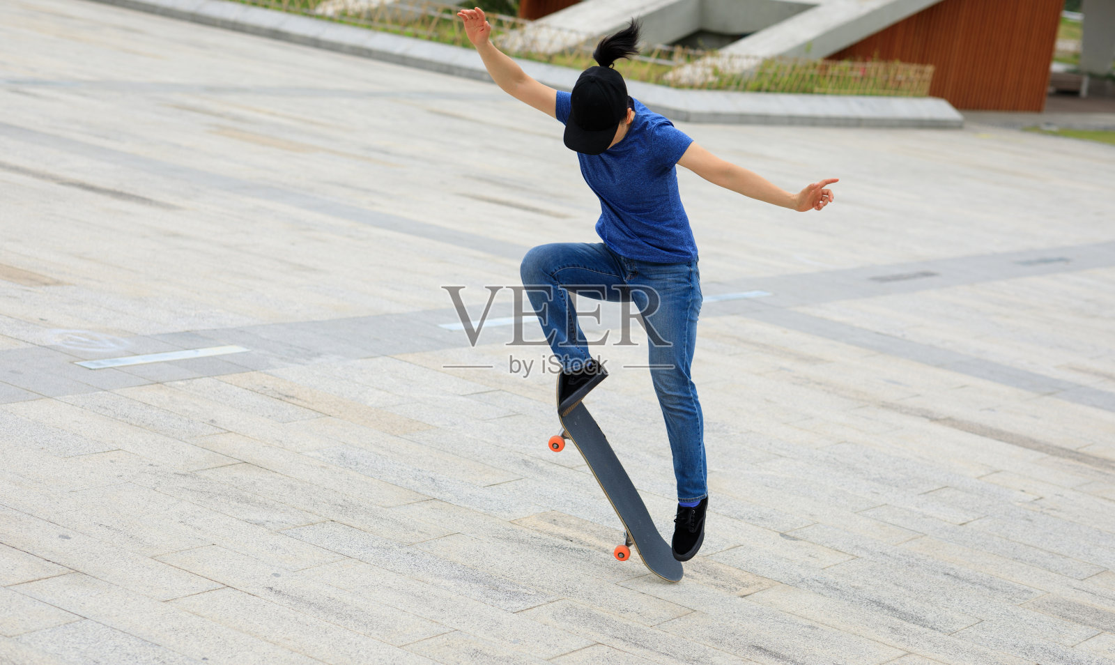 玩滑板的人早上在户外玩滑板照片摄影图片