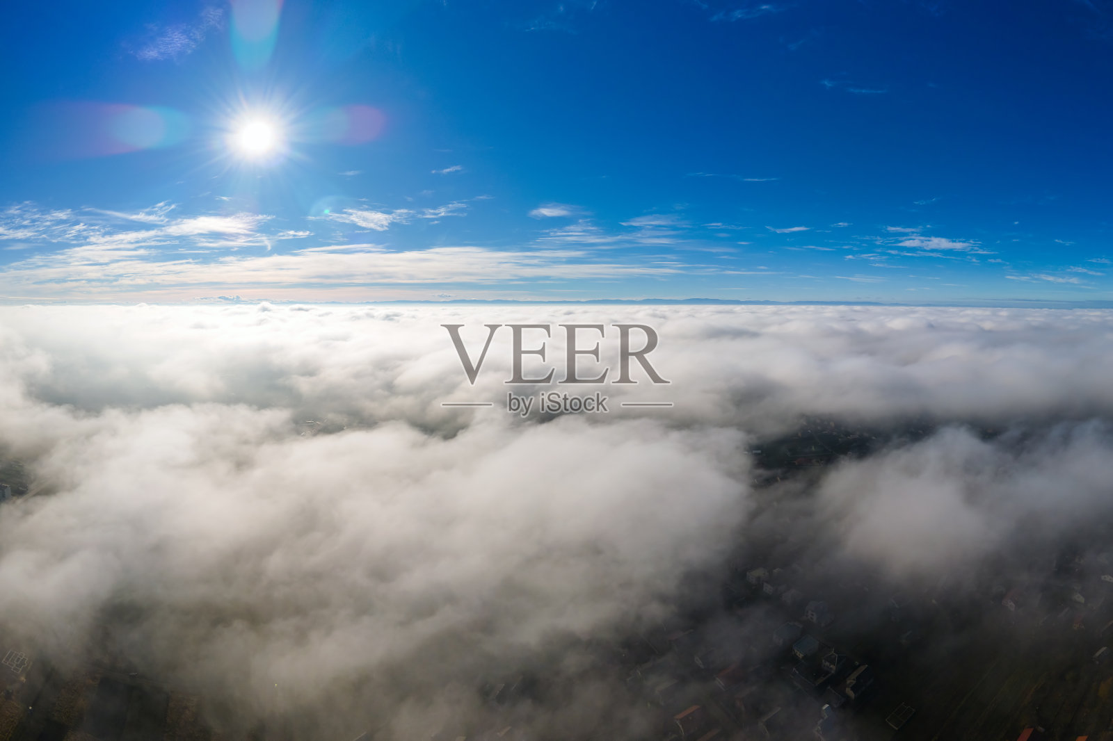 在晴朗的日子从上面鸟瞰白色蓬松的云。照片摄影图片