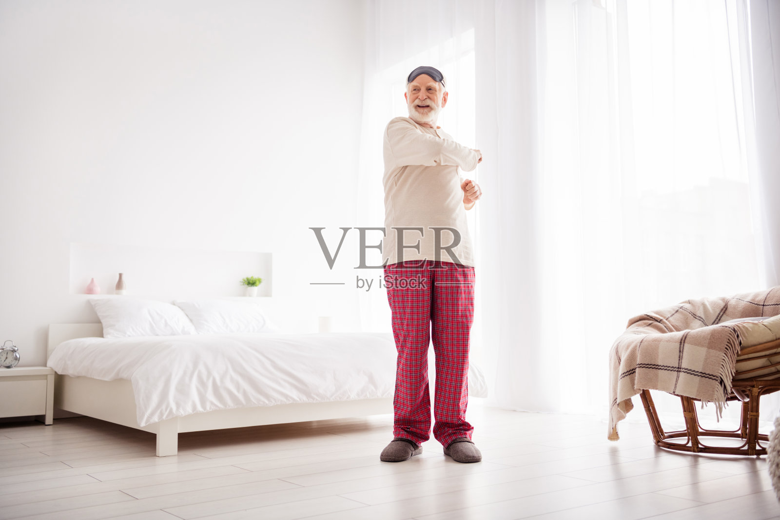 老年男性享受早晨锻炼的全身照照片摄影图片