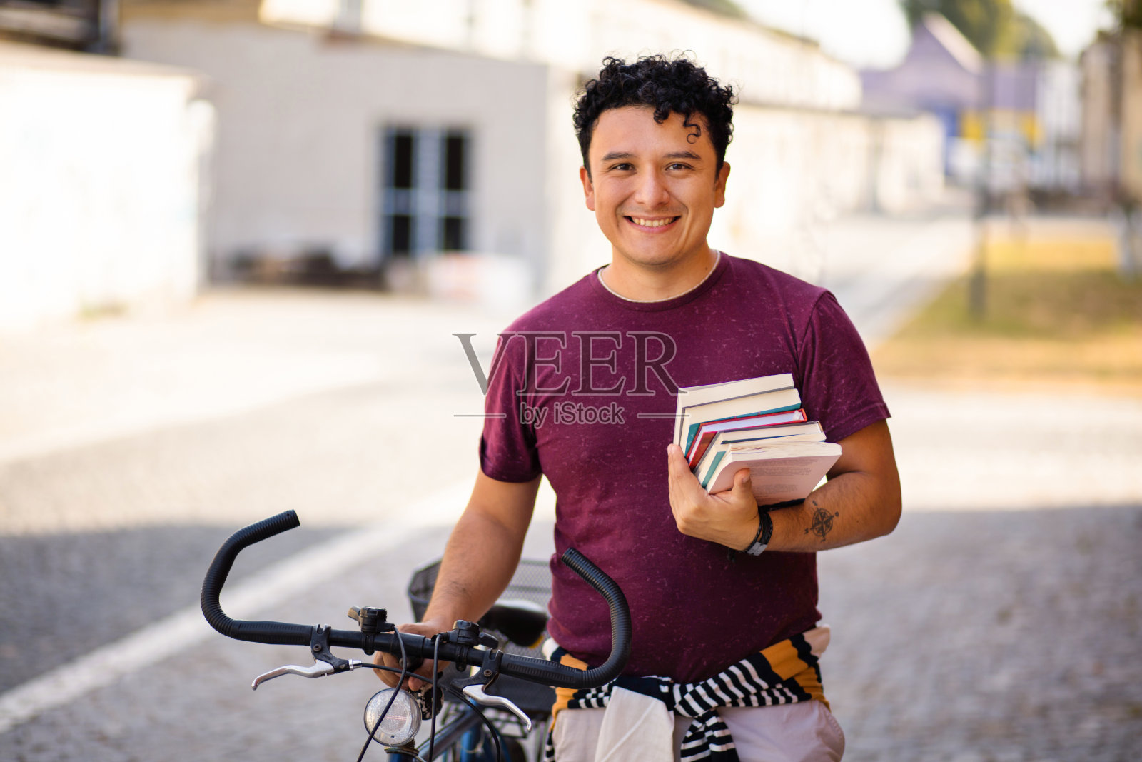 我爱书。照片摄影图片