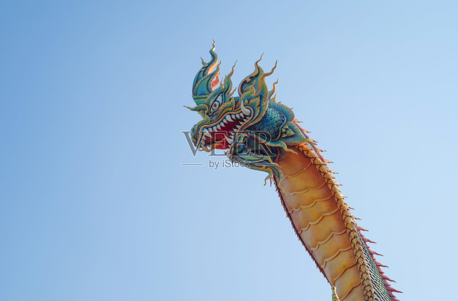 泰国乌汶拉察他尼地区，佛塔佛塔寺的蛇雕像雕塑。照片摄影图片