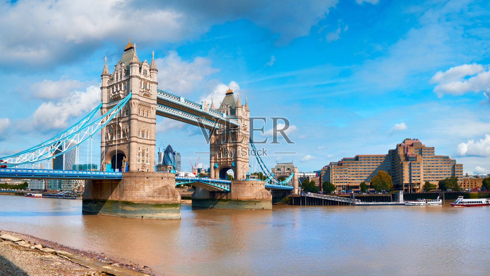 塔桥在一个晴朗的日子，蓝天白云。平静的水面上有倒影。英国伦敦,英国照片摄影图片