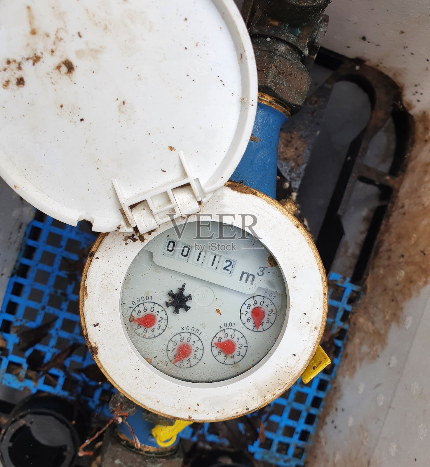 顶部视图的水表与打开的盖照片摄影图片