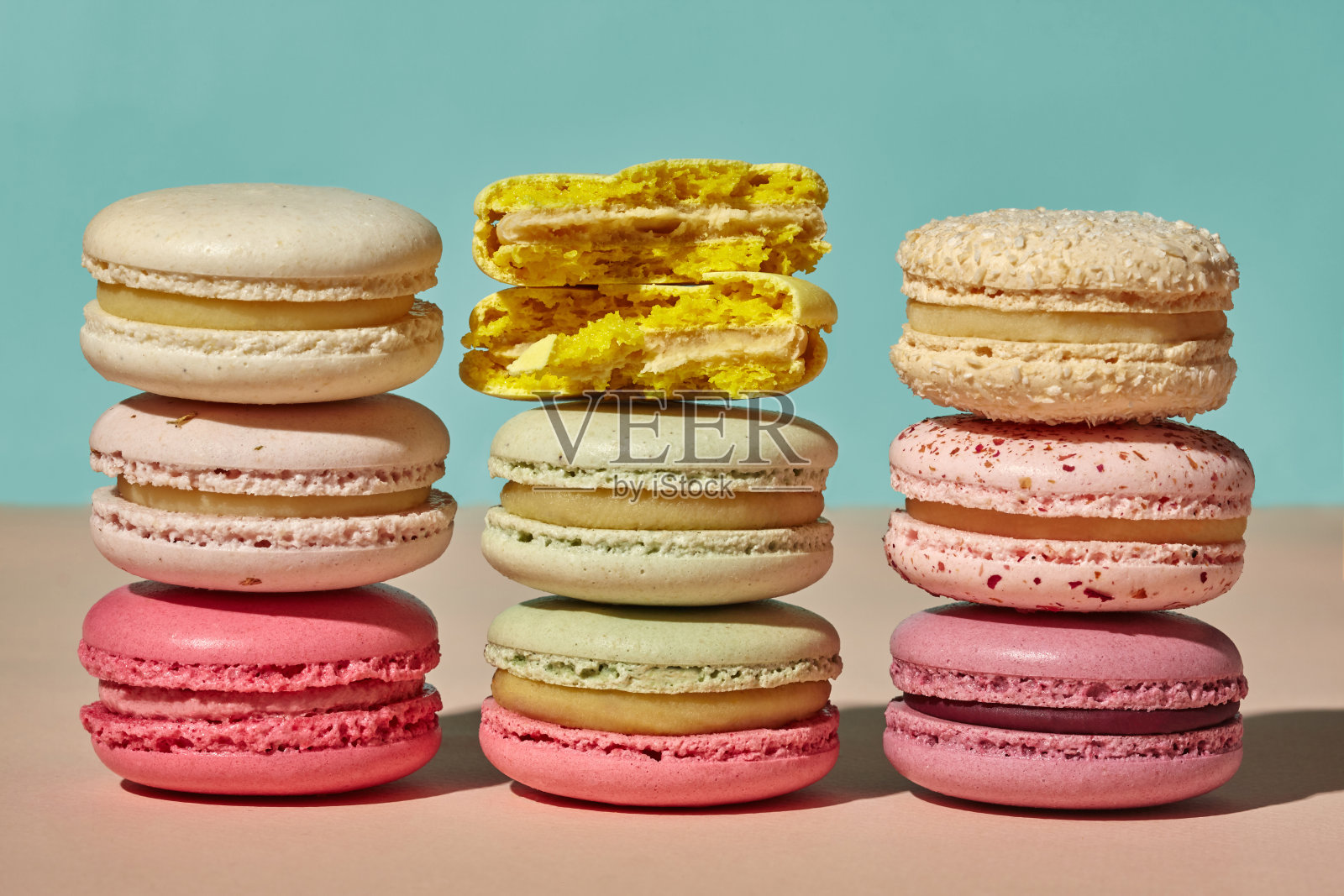 彩色马卡龙在柔和的浅蓝色背景照片摄影图片