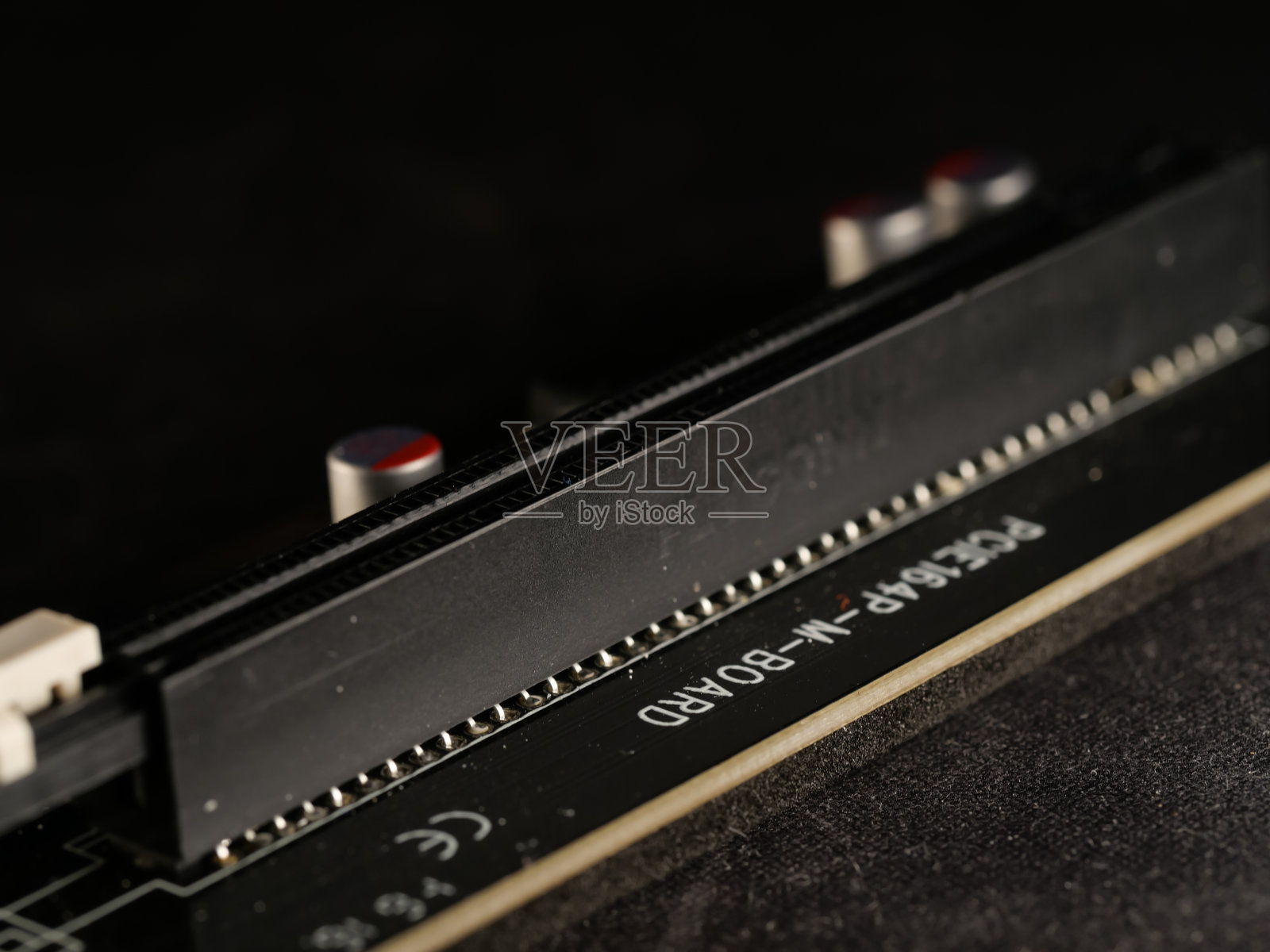 显卡上的采矿立管。收集采矿农场的装置。照片摄影图片