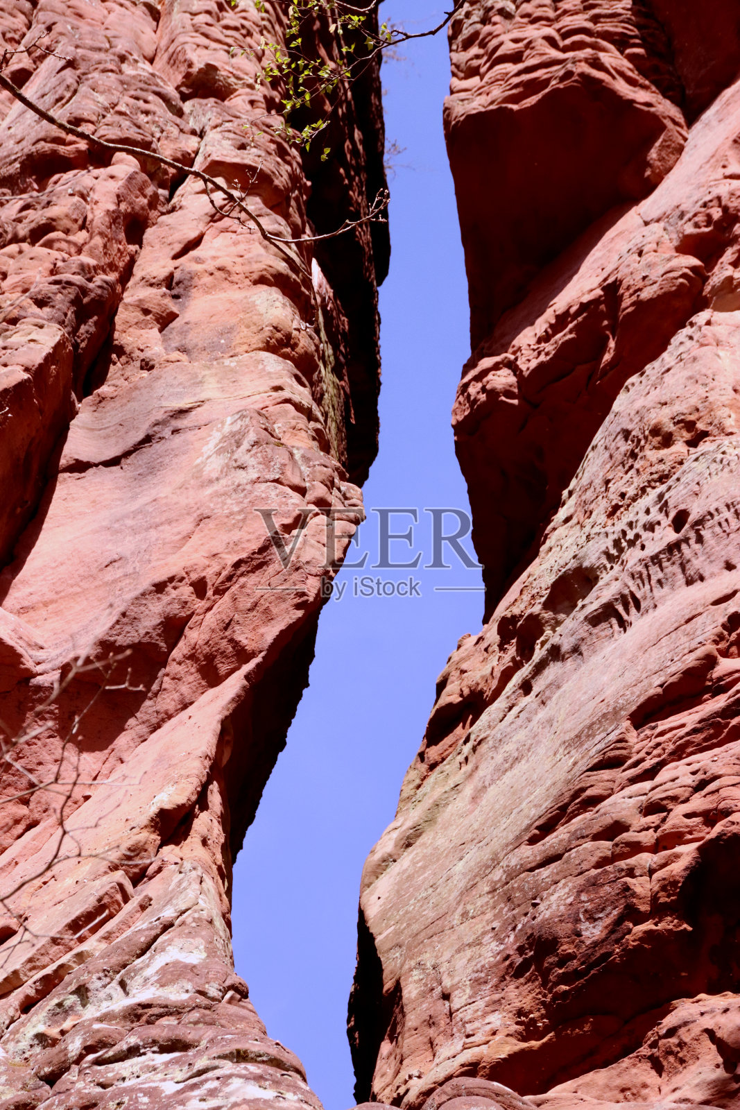 两颗美丽的沙石之间的空隙，背景是蓝天。碎屑沉积岩层。照片摄影图片