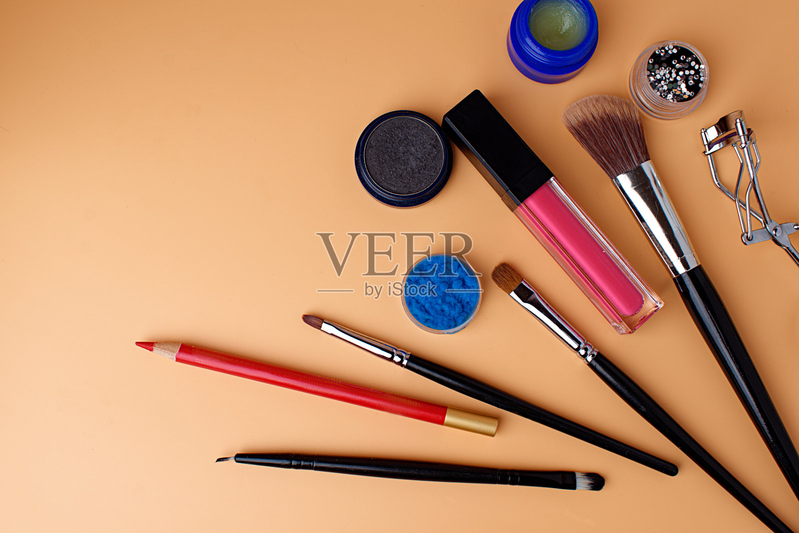 三个化妆刷，刷子刷腮红，眼影，口红，粉底海绵和眼影。为约会做好准备。副本的空间。照片摄影图片