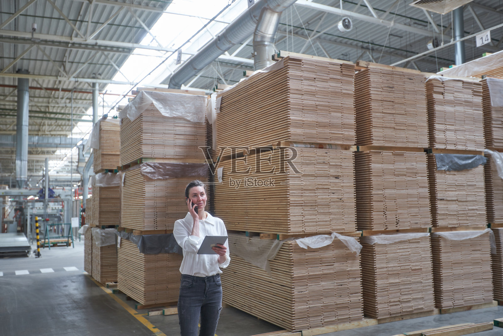 工业木工工厂的女商人-用现代机器生产木板照片摄影图片