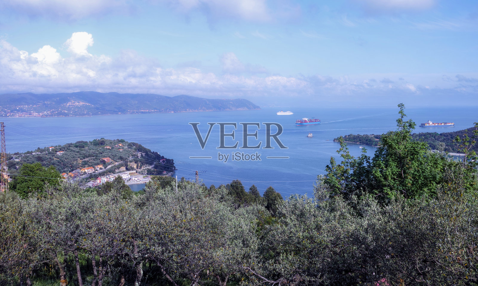 鸟瞰图portovebere palmaria岛和la spezia海湾照片摄影图片