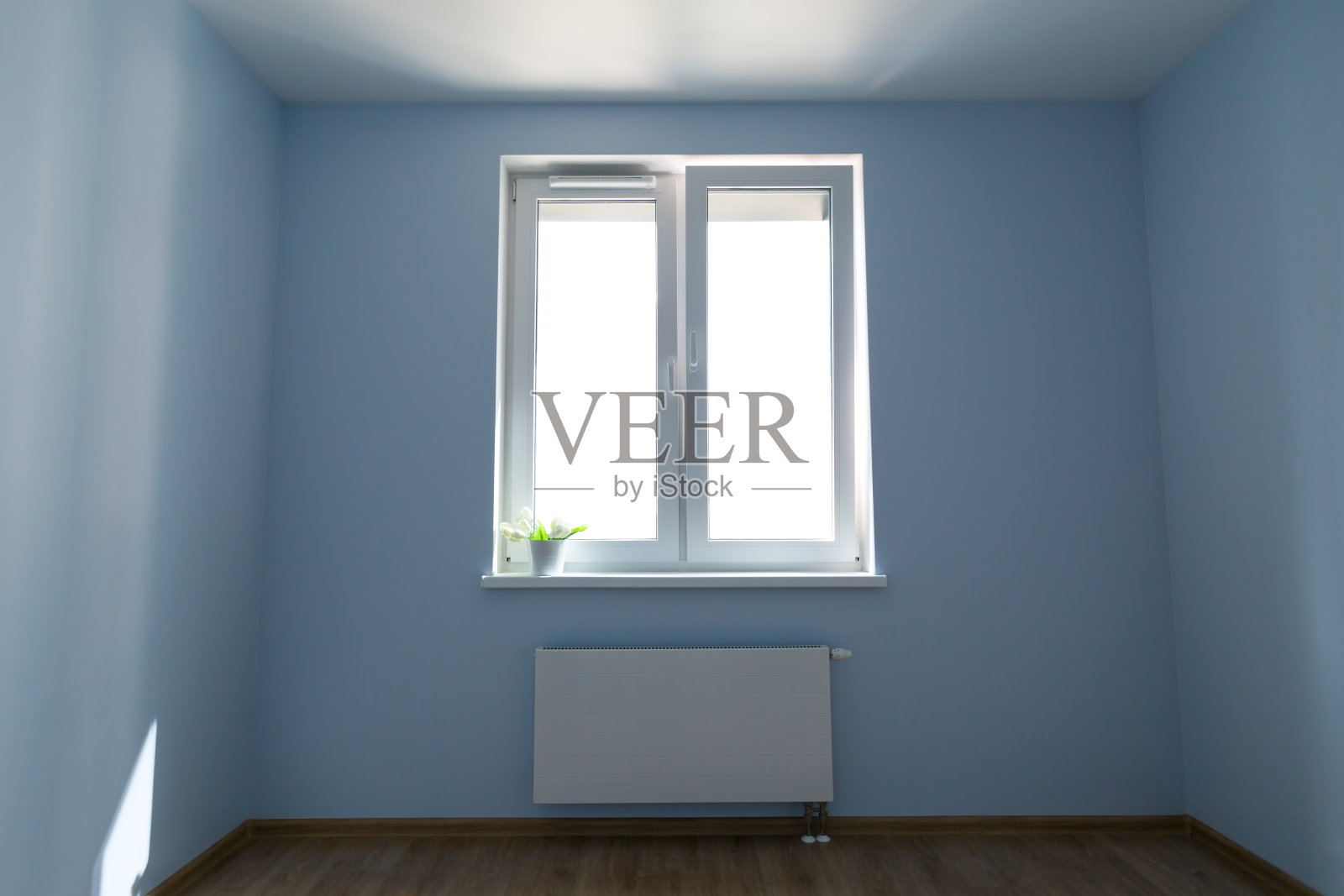 空房间，刷过漆的墙壁，窗户和木地板照片摄影图片