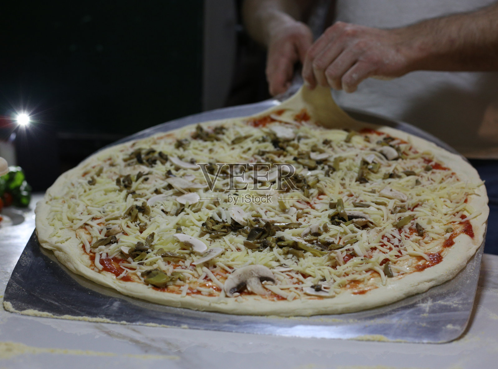 厨师准备披萨库存照片照片摄影图片