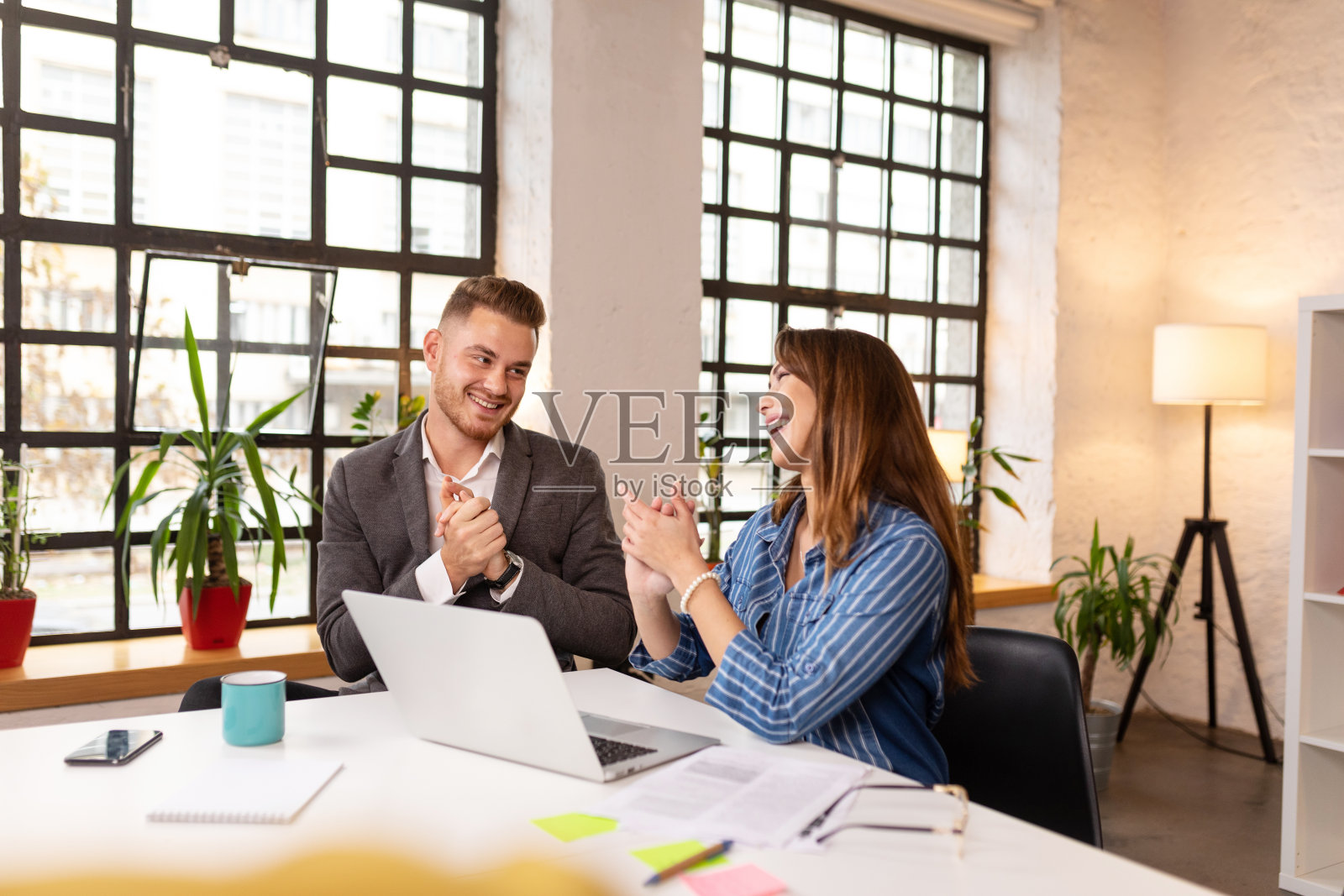 同事们在办公室大笑照片摄影图片