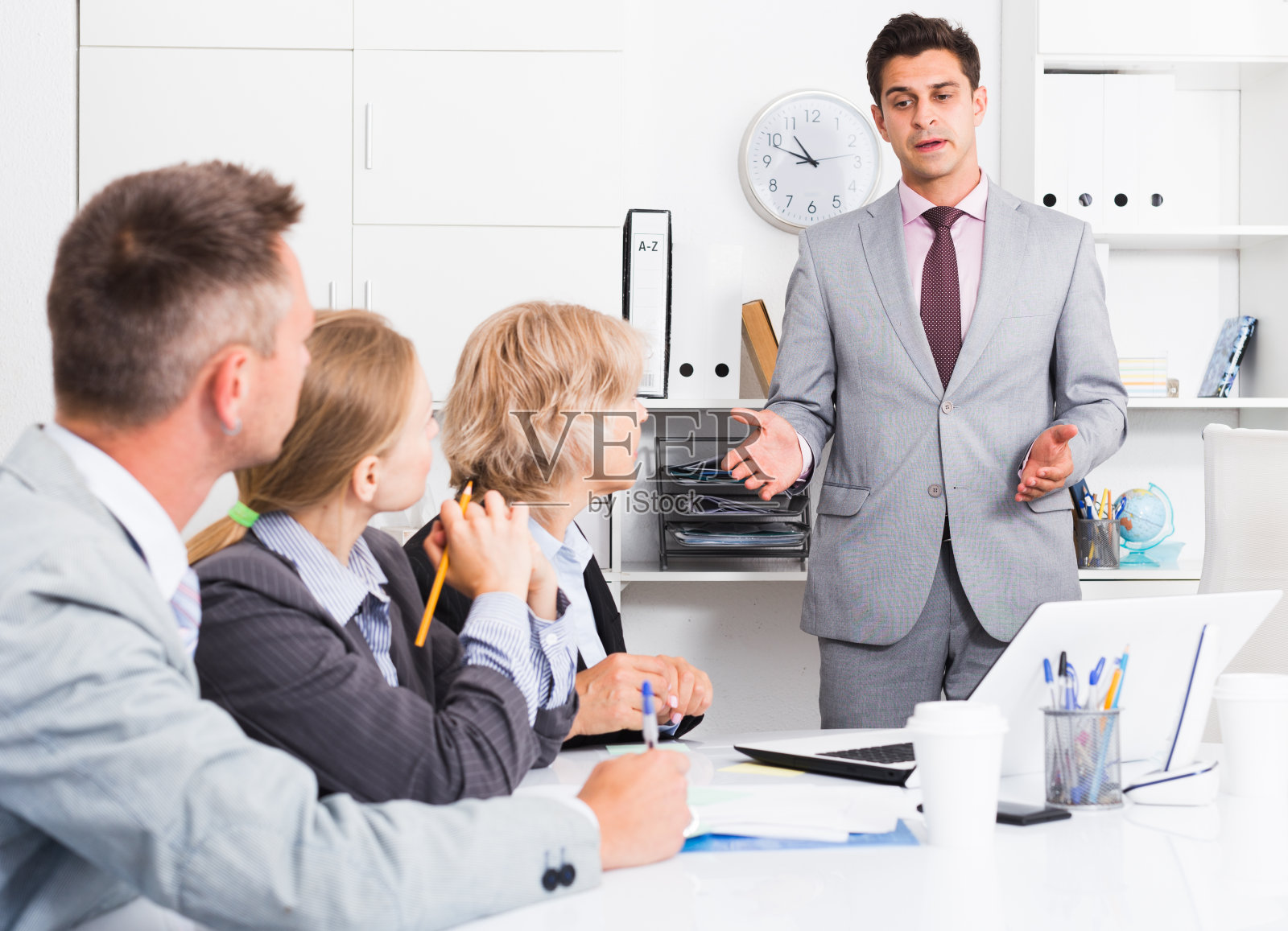 经理与同事开会照片摄影图片