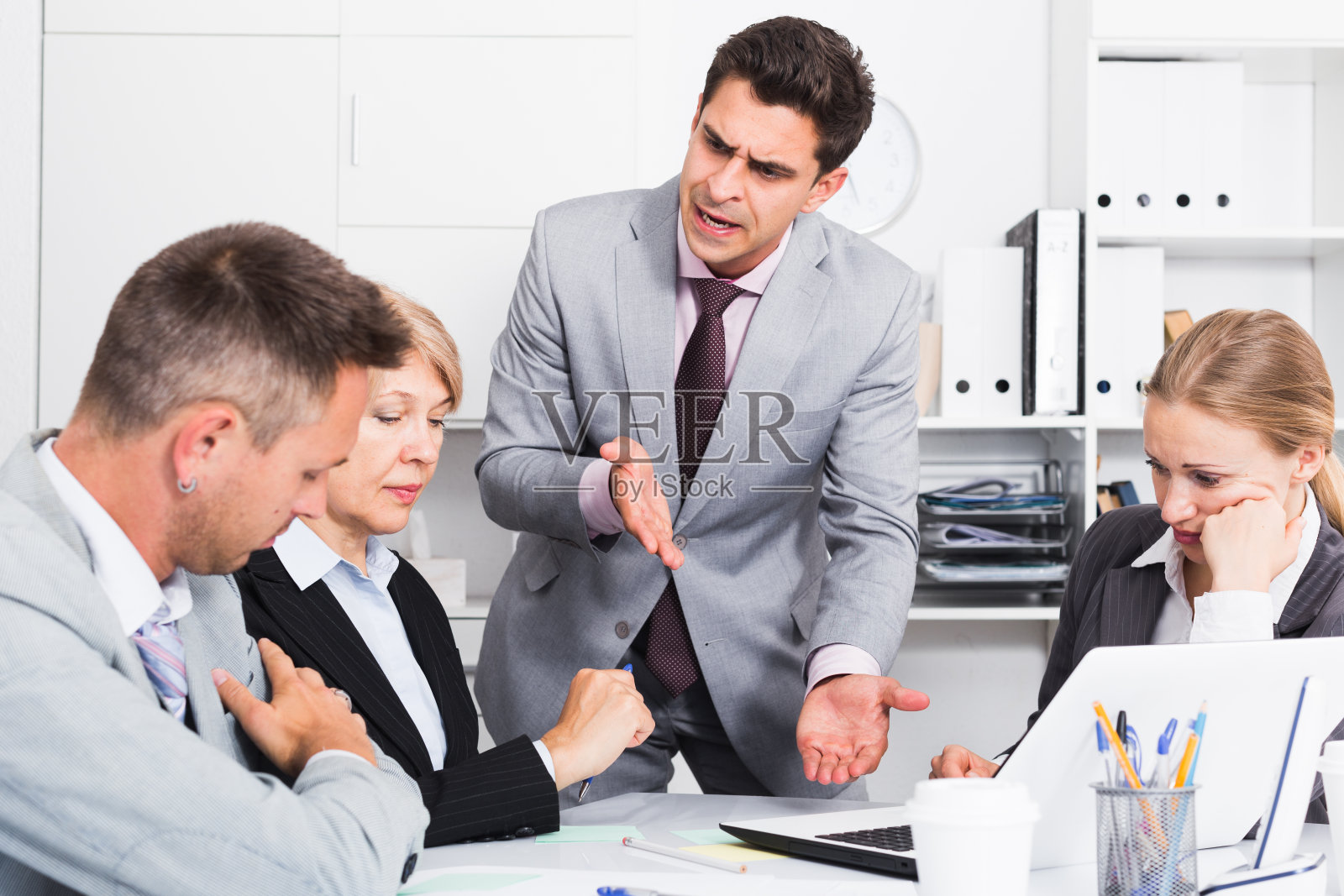 商人对同事感到愤怒照片摄影图片