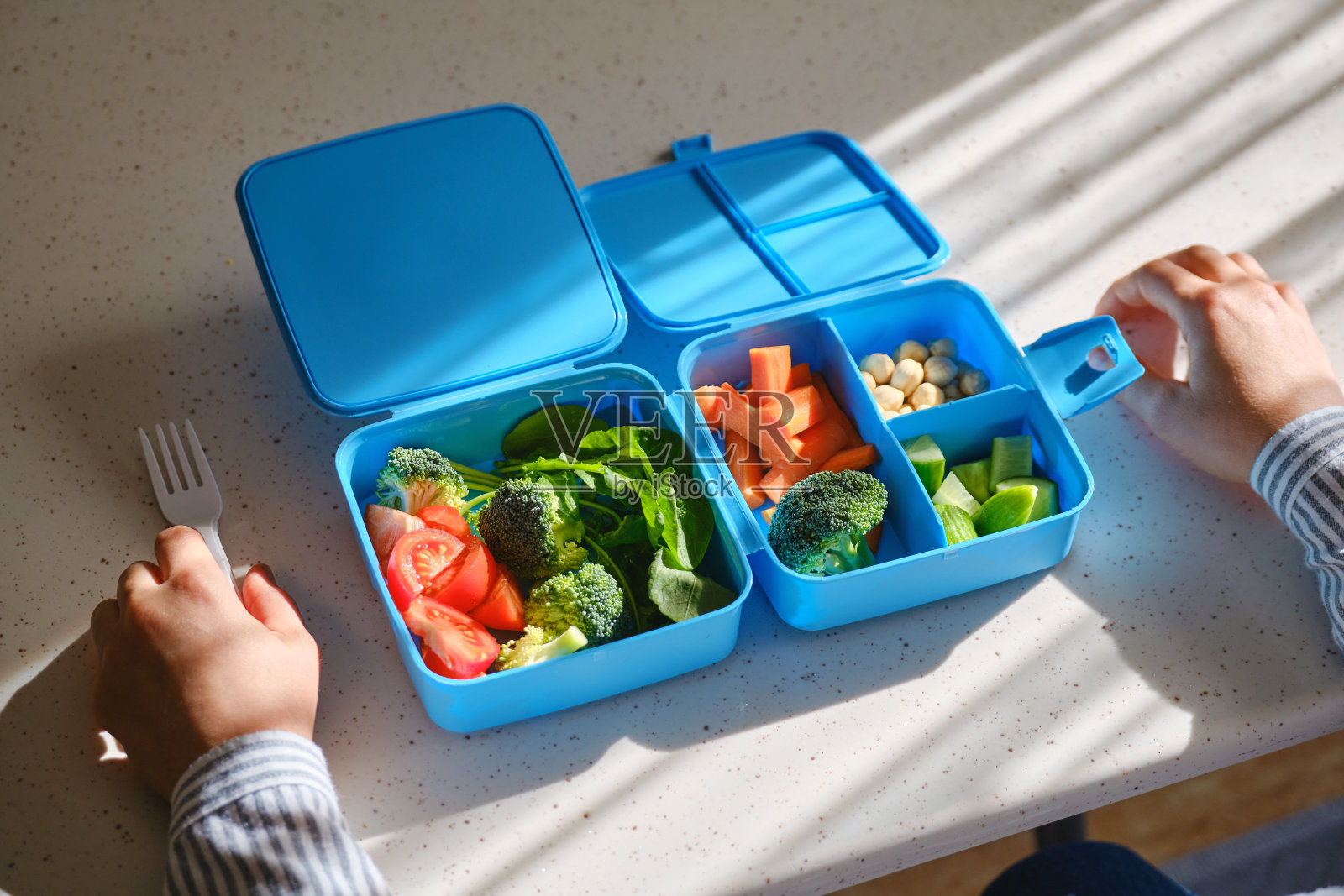 吃沙拉是健康生活方式的女性照片摄影图片