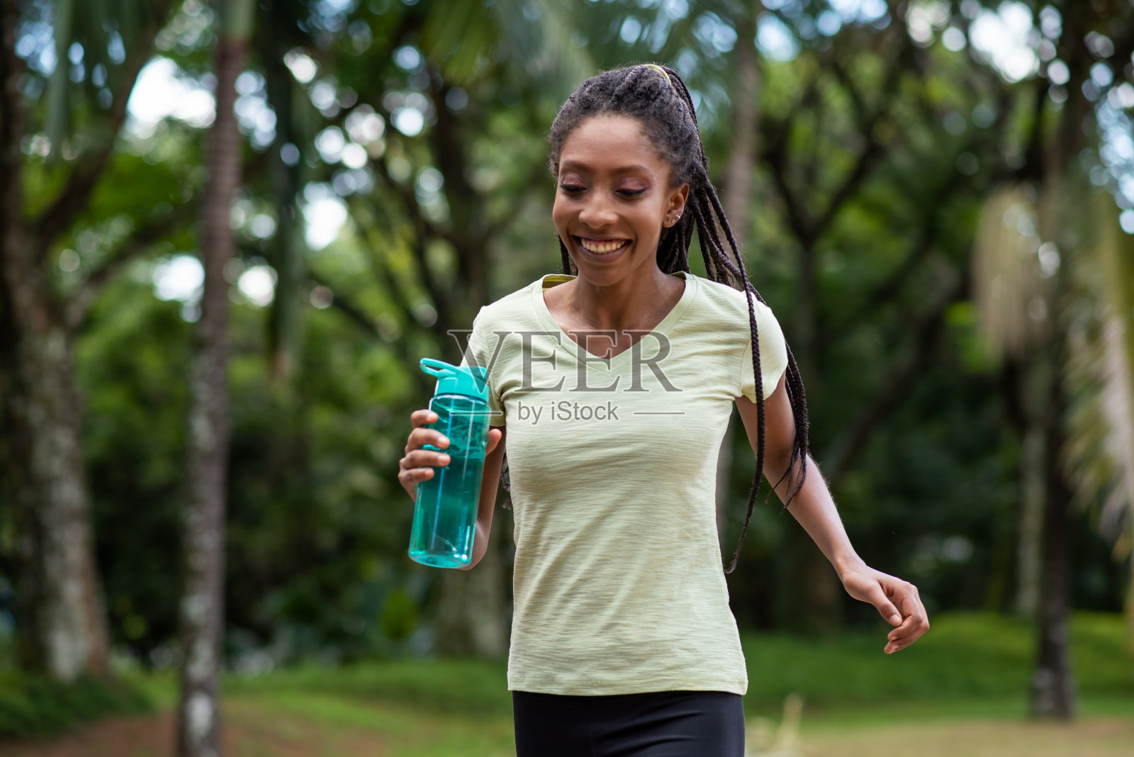 拿着一瓶水的女人照片摄影图片