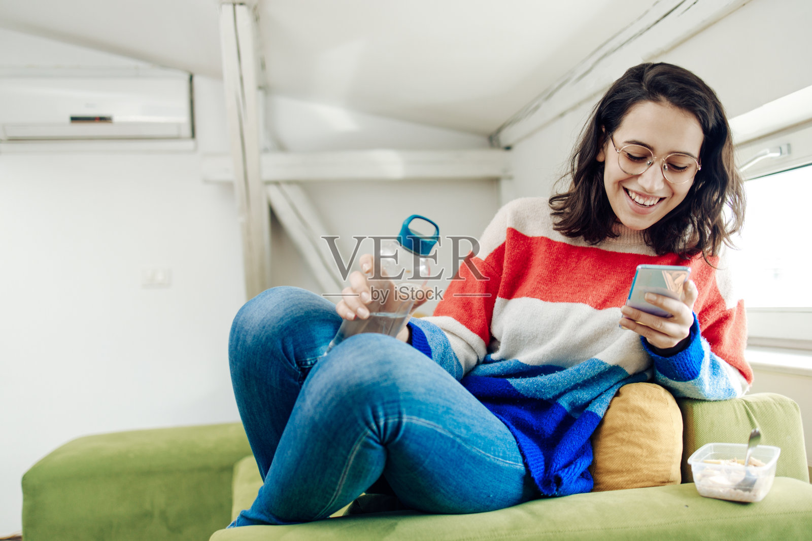 年轻女子在早餐前上网照片摄影图片