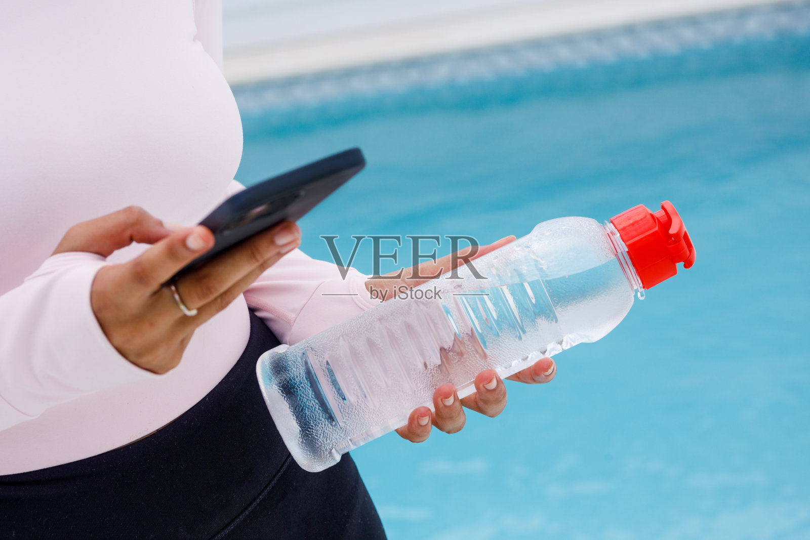 黑人妇女拿着水瓶穿着活跃的衣服照片摄影图片